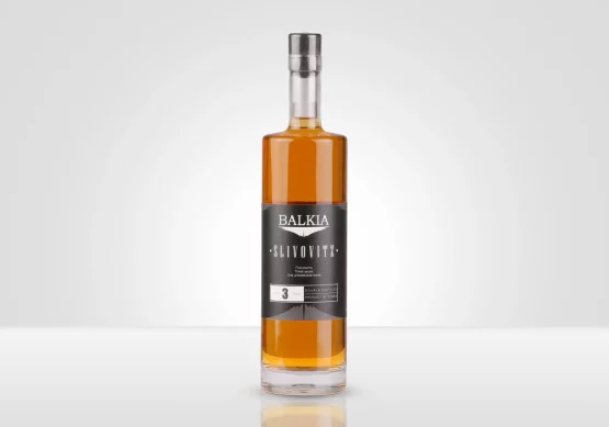 Balkia Sliwowitz – 3 Jahre gereifte serbische Pflaumen-Rakija, 70 cl, 43 % vol., Flasche vor weißem Hintergrund