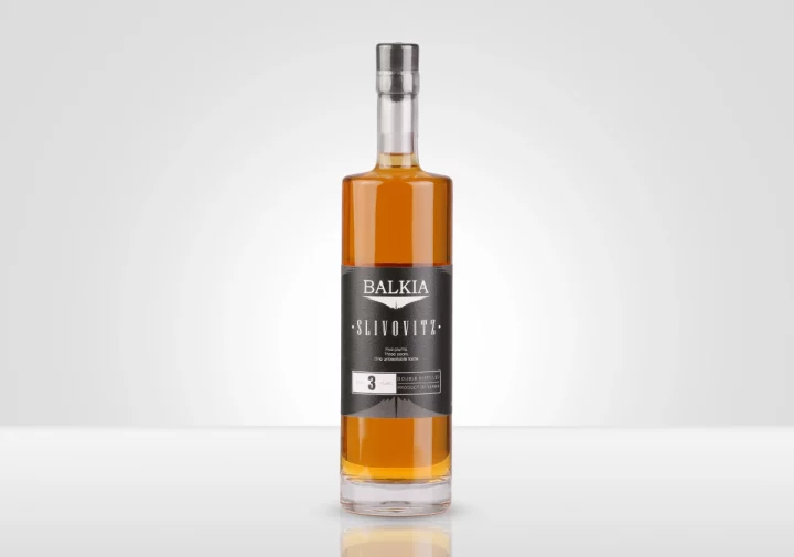 Balkia Šljivovica – trogodišnja hrastova premium rakija od šljiva, 70 cl, 43 % alk., flaša na beloj pozadini