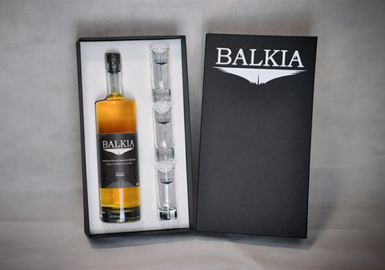 Balkia Paquet avec une bouteille de Slivovic Balkia 70cl et 3 verres à rakija