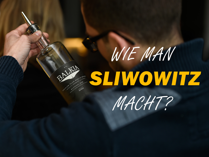 Titelbild für den Abschnitt - wie Rakija hergestellt wird. Mann hält eine Flasche Balkia Sliwowitz