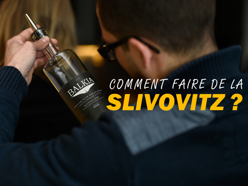 Image d'en-tête pour la section - comment est fabriquée la rakija. Homme tenant une bouteille de Slivovitz Balkia