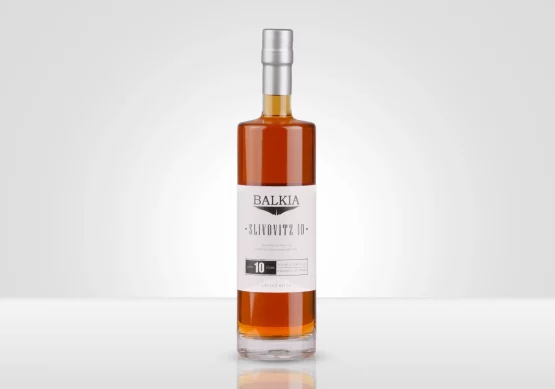 Balkia Slivovitz 10 – 10 Jahre gereifte serbische Pflaumen-Rakija, 70 cl, 42 % vol., Flasche vor weißem Hintergrund