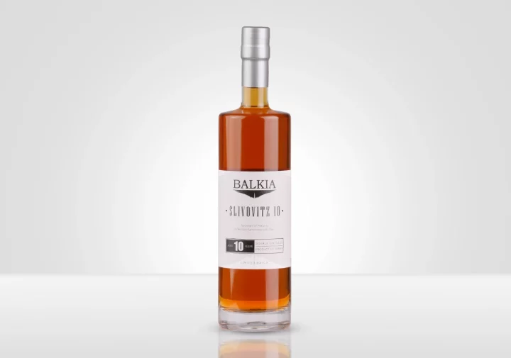 Balkia Slivovitz 10 – 10 Jahre gereifte serbische Pflaumen-Rakija, 70 cl, 42 % vol., Flasche vor weißem Hintergrund
