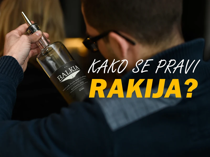 Čovek drži flašu balkije i čita etiketu